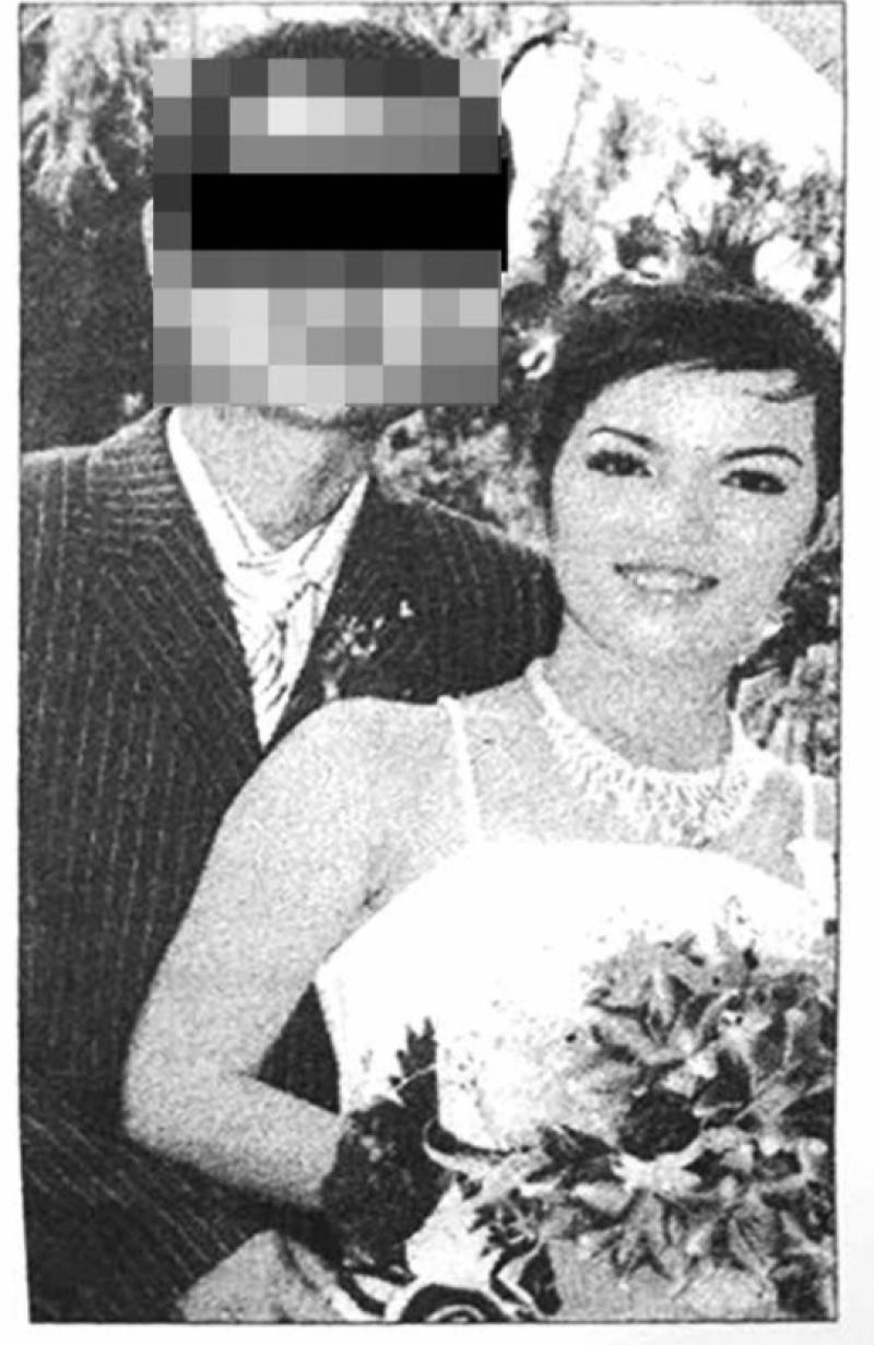 Schwarz-weiß Foto eines Hochzeitspaars.