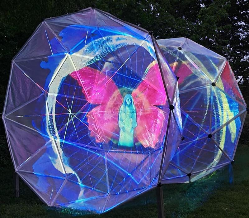 Großformatige LichtBilder, NaturProjektionen und VideoMappings erleuchten die nächtliche Szenerie und werden live von experimentellen Klangmodulationen (Elektro, House, Ambient) untermalt.