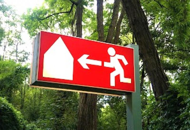 Zum  ZINNOBER 2025 öffnet kik.kunst in kontakt wieder sein kunstareal Am Großen Garten in Hannover Herrenhausen. Künstlerinnen, Künstler und Künstler:innengruppen zeigen an diesem Wochenende ihre Arbeiten, und Werke aus den  Bereichen Experimentelle Kunst, Fotografie, Skulptur, Installation und Klangkunst im Projekthaus und auf dem weitläufigen Außengelände des Kunst- und Kulturvereins. Herzlich willkommen an einem wundervollen Ort!