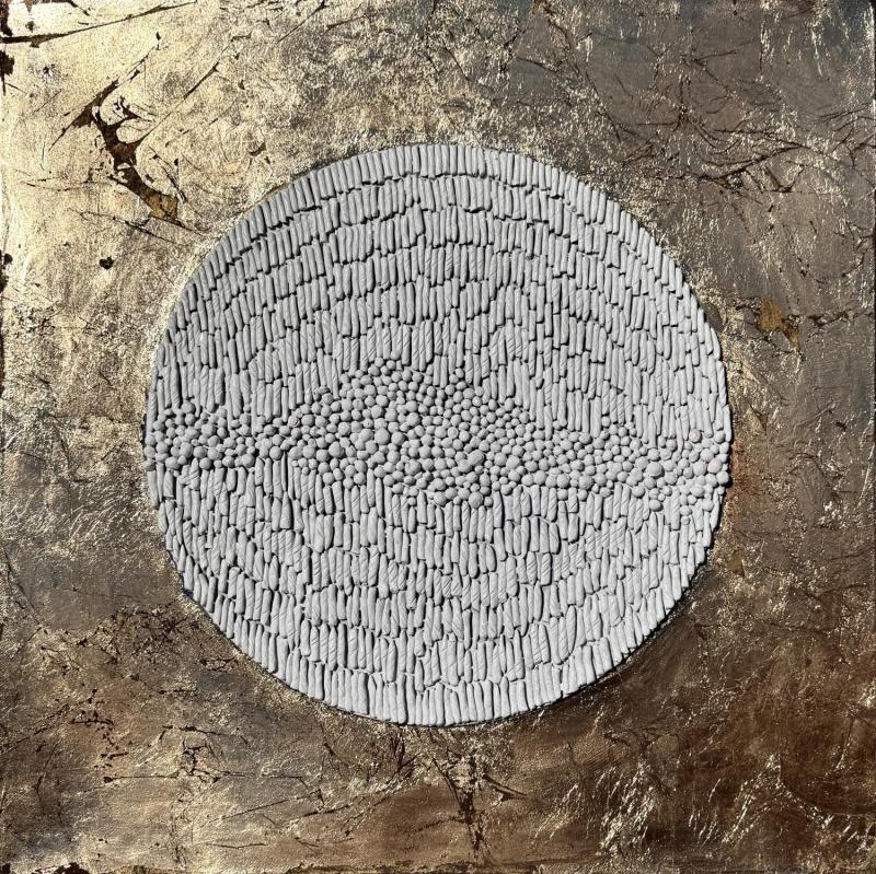 „Gleichgewicht“ von Manuela Mordhorst: Kreisförmiges Relief aus weißen Stäbchen, mittig durchzogen von einem wellenförmigen Band kleiner weißer Kugeln, auf strukturiertem goldfarbenem Grund.