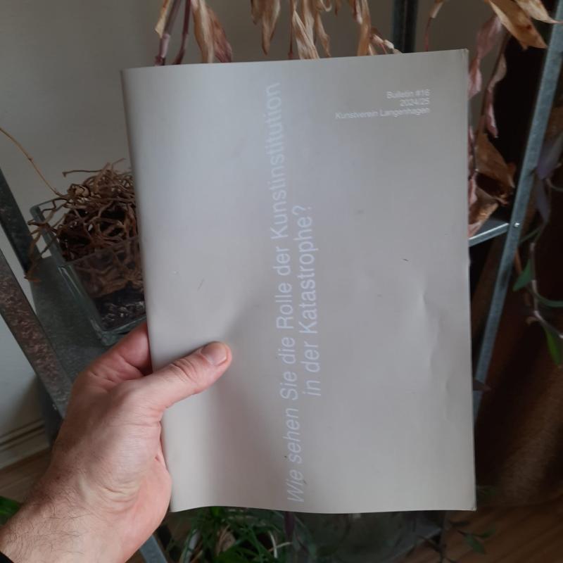 Auf dem Bild wird das BUlletin#16 in der Hand gehalten